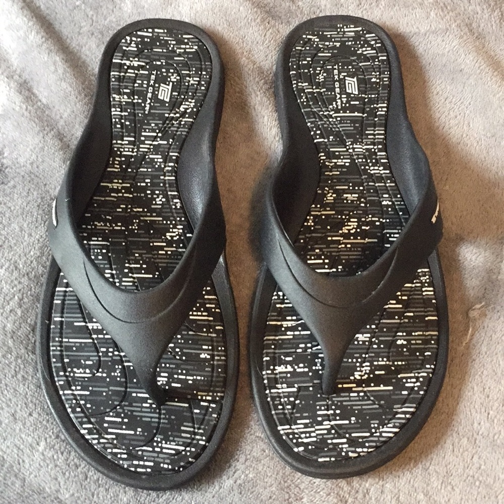 Tek Gear athletic flip flops